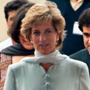 Mãe de Príncipe William, Princesa Diana usou vestido e calça parecidos em viagem ao Paquistão nesta segunda-feira, dia 14 de outubro de 2019