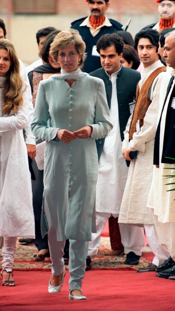 Mãe de Príncipe William, Princesa Diana usou vestido e calça parecidos em viagem ao Paquistão nesta segunda-feira, dia 14 de outubro de 2019