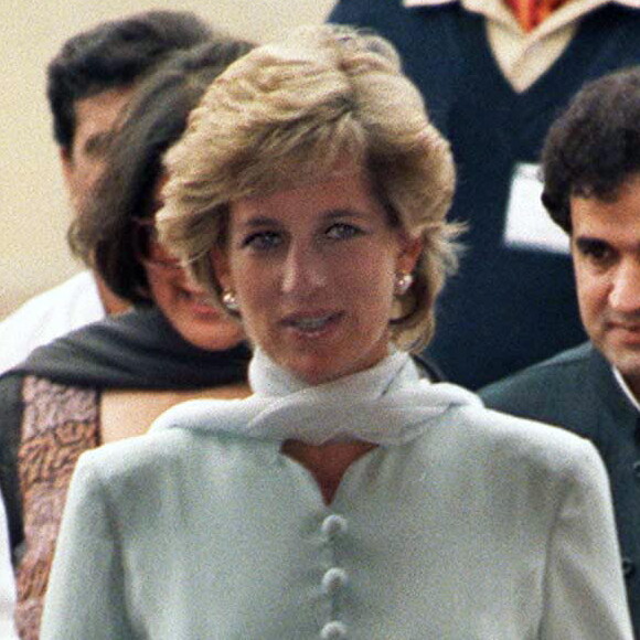 Mãe de Príncipe William, Princesa Diana usou vestido e calça parecidos em viagem ao Paquistão nesta segunda-feira, dia 14 de outubro de 2019