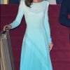 Kate Middleton usa vestido azul de grife queridinha para viagem ao Paquistão nesta segunda-feira, dia 14 de outubro de 2019