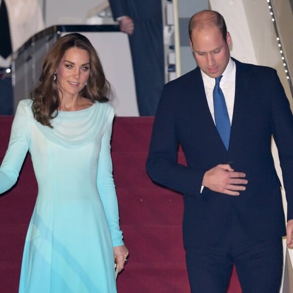 Kate Middleton e Príncipe William desembarcam no aeroporto do Paquistão nesta segunda-feira, dia 14 de outubro de 2019