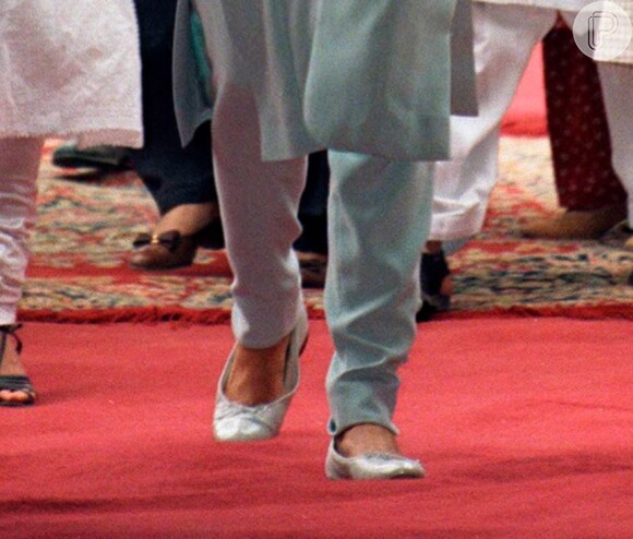 Mãe de Príncipe William, Princesa Diana também elegeu a sobreposição de peças no Paquistão nesta segunda-feira, dia 14 de outubro de 2019
