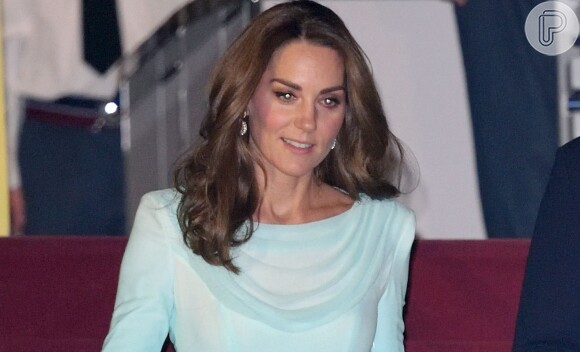 Kate Middleton aposta em vestido com gola fluida em viagem ao Paquistão nesta segunda-feira, dia 14 de outubro de 2019
