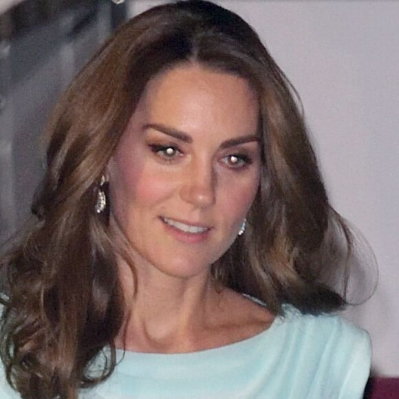 Kate Middleton aposta em vestido com gola fluida em viagem ao Paquistão nesta segunda-feira, dia 14 de outubro de 2019