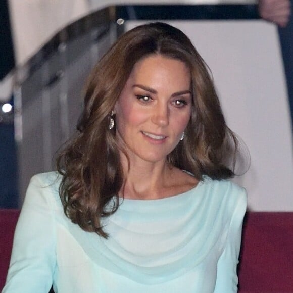 Kate Middleton elegeu uma peça em tom azul para a viagem oficial