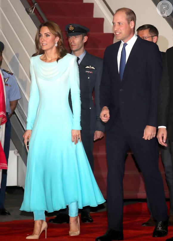 Kate Middleton desembarcou no Paquistão nesta segunda-feira (14) usando uma roupa típica da cultura local