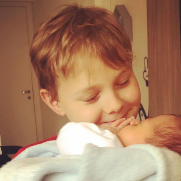 Carol Dantas falou sobre os cuidados do filho Davi Lucca com o irmão, Valentin