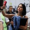 Bruna Marquezine se manifestou após ser criticada por fã com o qual tirou uma foto durante o Rock In Rio