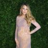 Blake Lively exibe barriguinha de gravidez em evento beneficente, em 16 de outubro de 2014