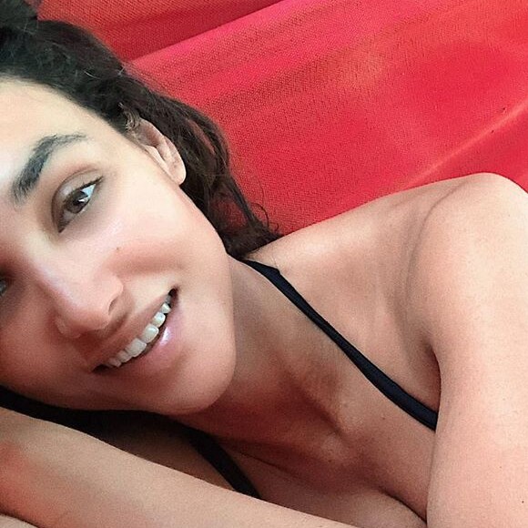 De biquíni, Débora Nascimento deixou apaixonado o namorado, Luiz Perez, em foto