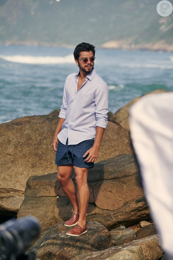 Rodrigo Simas gosta de usar roupas mais neutras combinados com sapatos mais estilosos