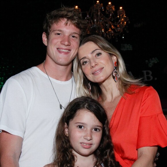 Pedro Novaes posou com a mãe, Letícia Spiller, e a meia-irmã, Stella, de 9 anos