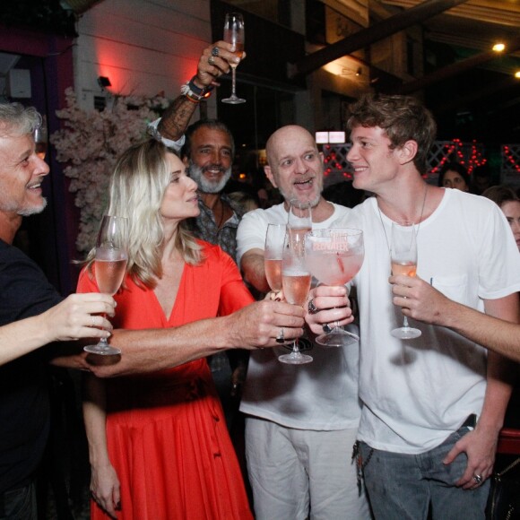 Pedro Novaes brindou com os pais, Marcello Novaes e Letícia Spiller, e convidados em seu aniversário de 23 anos