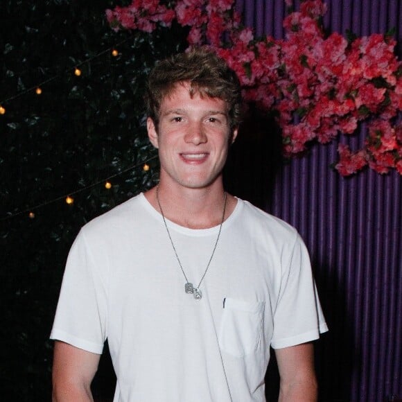 Pedro Novaes foi homenageado pelos pais, Marcello Novaes e Letícia Spiller, por seu aniversário de 23 anos