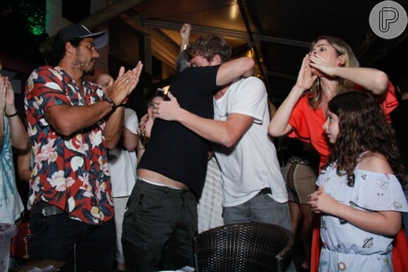 Pedro Novaes trocou abraço com o pai, Marcello Novaes, em restaurante do Rio durante sua festa de 23 anos