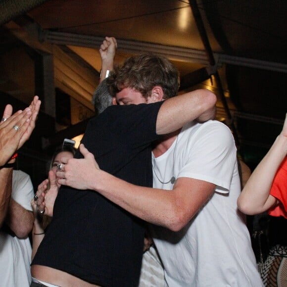 Pedro Novaes trocou abraço com o pai, Marcello Novaes, em restaurante do Rio durante sua festa de 23 anos