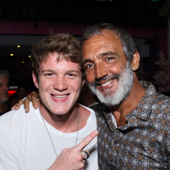 Filho de Letícia Spiller, Pedro Novaes recebeu Rogério Gomes em seu aniversário de 23 anos