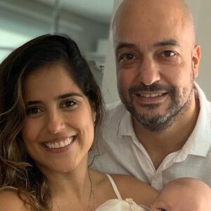 Camilla Camargo batiza o filho, Joaquim, ao lado do marido, Leonardo Lessa, em 19 de outubro de 2019