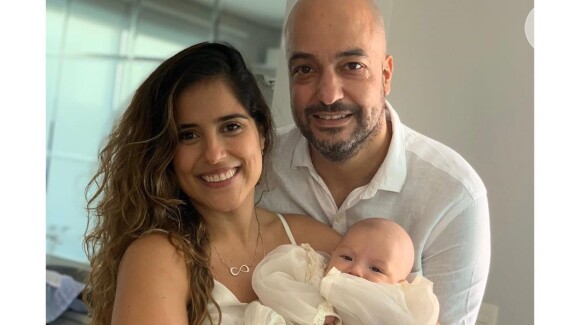 Camilla Camargo batiza o filho, Joaquim, ao lado do marido, Leonardo Lessa, em 19 de outubro de 2019