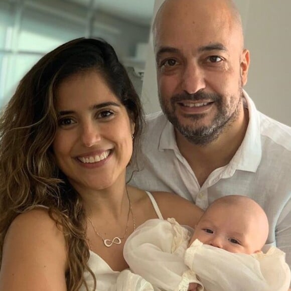 Camilla Camargo batiza o filho, Joaquim, ao lado do marido, Leonardo Lessa, em 19 de outubro de 2019