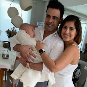 Zezé Di Camargo segura o neto, Joaquim, em batizado ao lado da filha Camilla