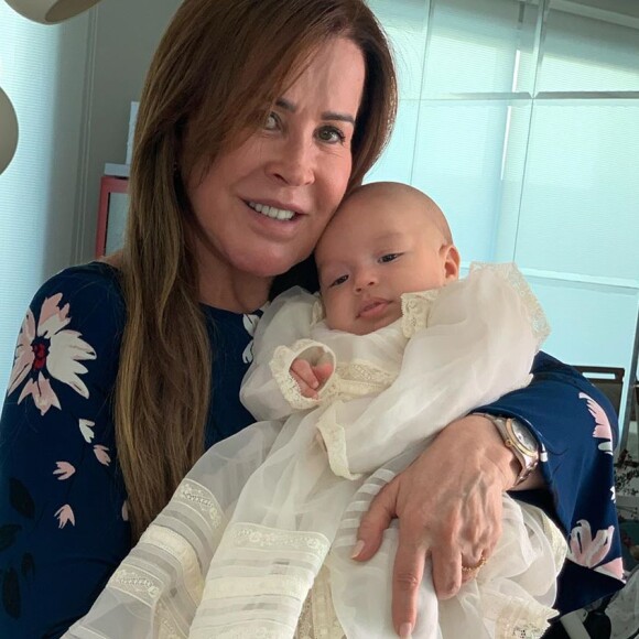 Zilu Godoi posa com o neto, Joaquim