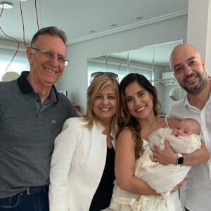 Camilla Camargo reuniu amigos e familiares no batizado do filho, Joaquim