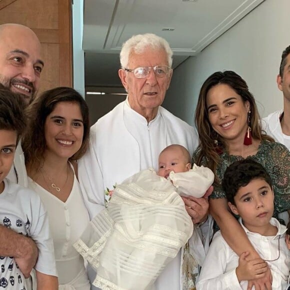 Filhos de Wanessa Camargo posam ao lado da mãe no batizado de Joaquim