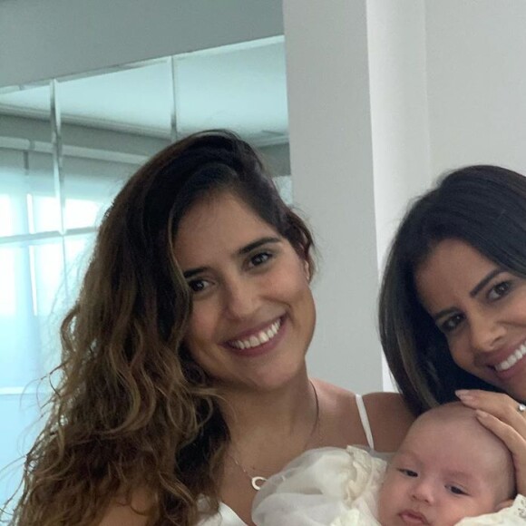Camilla Camargo posa com amiga no batizado do filho, Joaquim