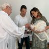 Wanessa e o marido, Marcus Buaiz, batizam Joaquim