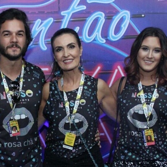 Fátima Bernardes brincou ao falar dos 22 anos dos filhos, Beatriz, Laura e Vinícius: 'Não vou dizer que passou rápido demais. Mas que passou, passou'