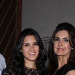 Fátima Bernardes festejou com os pais os 22 anos dos filhos, Beatriz, Laura e Vinícius, neste domingo, 20 de outubro de 2019