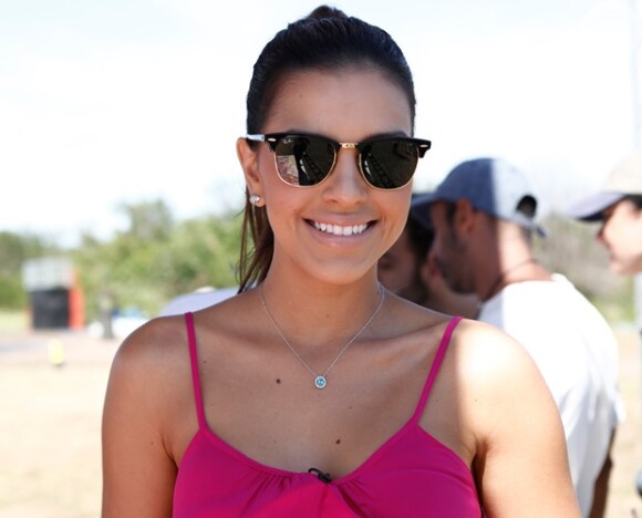 Mariana Rios diz que se protege do sol com chapéu e usa óculos escuros