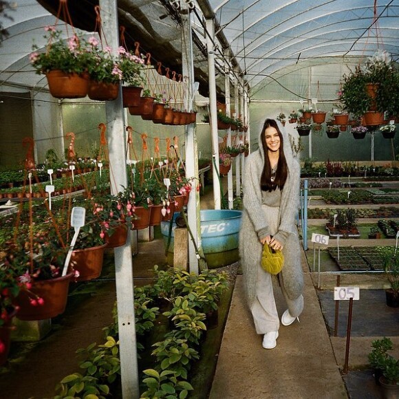 Bruna Marquezine tem mais de 30 pares de tênis em seu armário