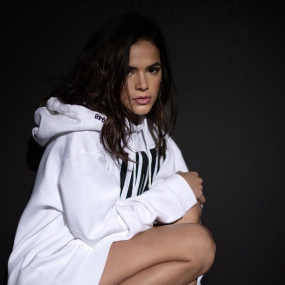 Bruna Marquezine tem os tênis como peças-curinga em seu closet