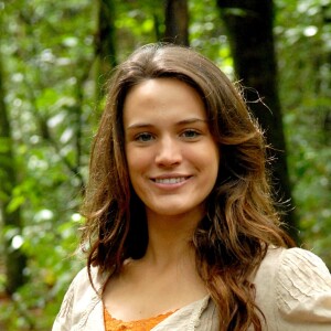 Bianca Bin mudou o cabelo e adotou mega-hair por Nelma Véo para viver Açucena na novela 'Cordel Encantado', em 2011