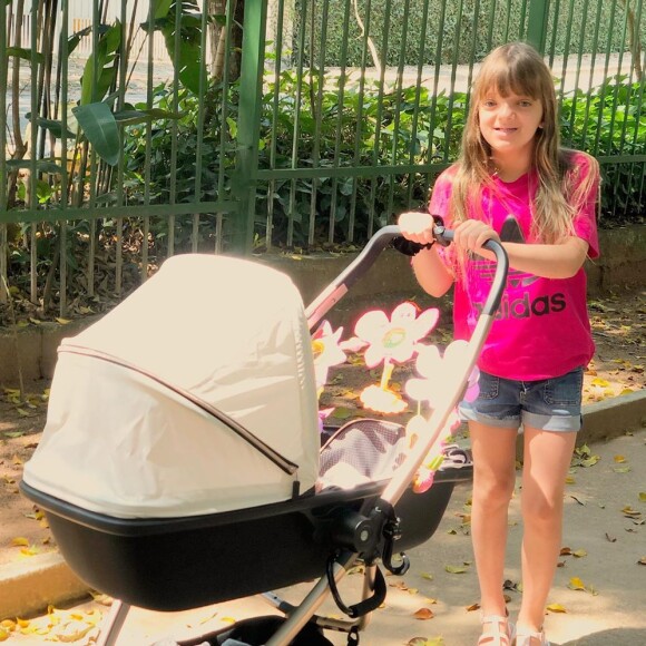 Rafaella, primeira filha de Tici Pinheiro, mostrou sintonia com o padrasto e a irmã caçula em foto