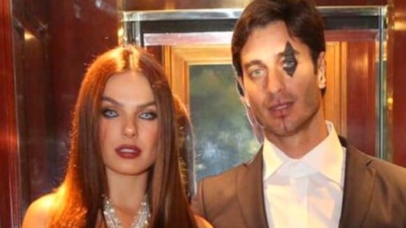 Isis Valverde usa fantasia com lente colorida em festa de Halloween com marido