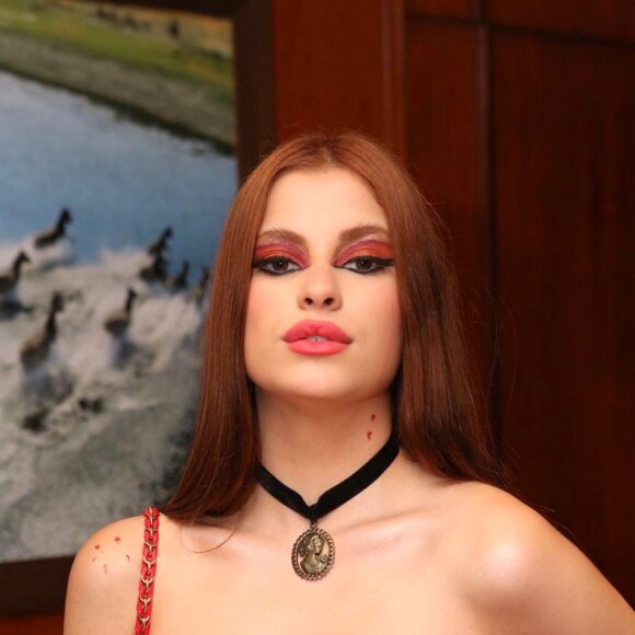 Bruna Altieri  usa corpete e make colorida em festa de Halloween neste sábado, dia 26 de outubro de 2019