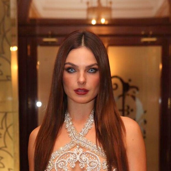 Isis Valverde dispensa sutiã em look e aposta em make com tons terrosos para festa de Halloween neste sábado, dia 26 de outubro de 2019