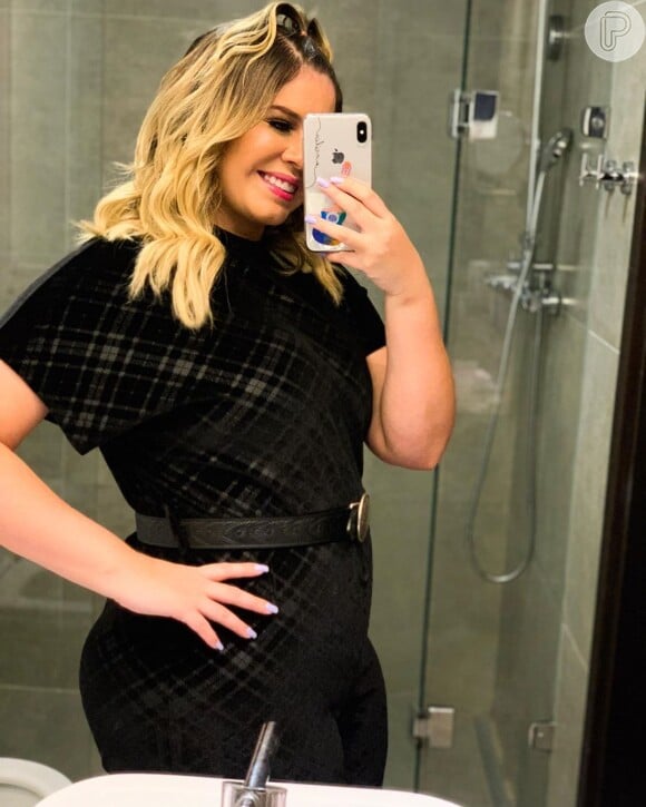 Marília Mendonça vem usando looks mais justos para realçar sua barriga