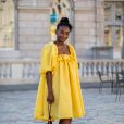 Os vestidos curtos e lisos em tons do verão, como amarelo, e com mangas bufantes, também entregam um visual romântico no verão