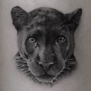 Giovanna Ewbank tatuou uma pantera negra e data de nascimento dos filhos no ante braço