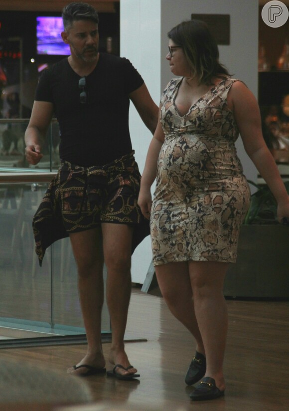Marília Mendonça teve a companhia de um amigo durante passeio no shopping