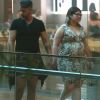 Marília Mendonça exiviu a barriguinha de grávida em vestido com estampa de cobra durante passeio no Village Mall, na Barra da Tijuca