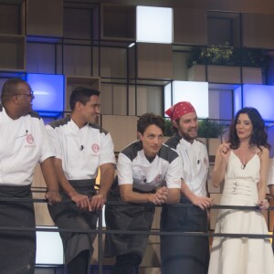 Em 'MasterChef - A Revanche', Paola Carosella, Erick Jacquin e Henrique Fogaça avaliaram os pratos e escolheram Sabrina para continuar no game