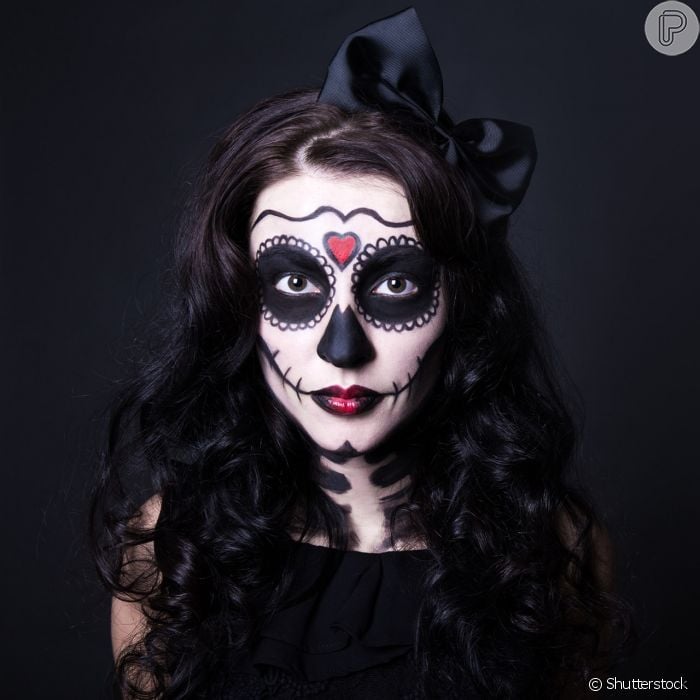 A maquiagem de caveira mexicana para o Halloween pode ser feita com ...