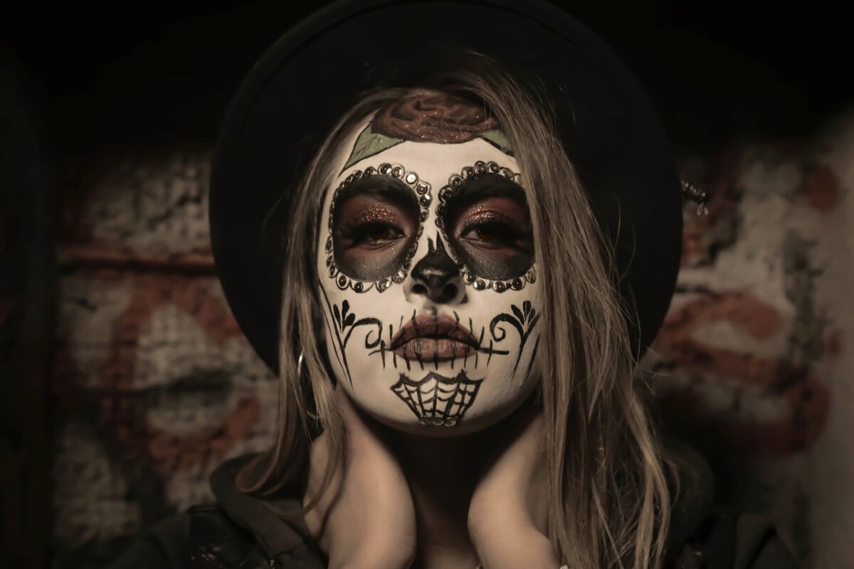 COMO FAZER MAQUIAGEM DE CAVEIRA PARA O HALLOWEEN! MAKE DE CAVEIRA FACIL!  SKULL MAKEUP! 