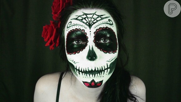 Maquiadora ensina a fazer a make de caveira mexicana para o Halloween. Confira!