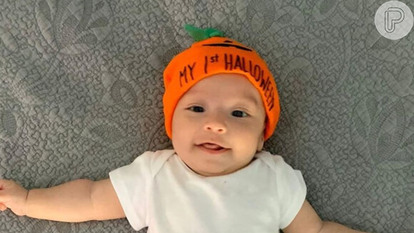 Filho de Camilla Camargo, Joaquim esbanjou fofura pronto para o seu primeiro Halloween: 'Abobrinha linda'